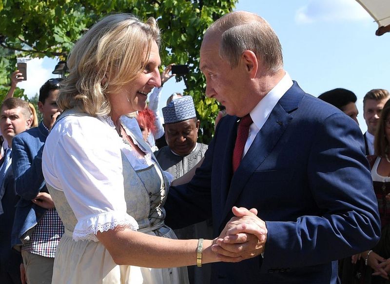 Весільний генерал Путін: мережу заполонили фотожаби з одруження глави МЗС Австрії
