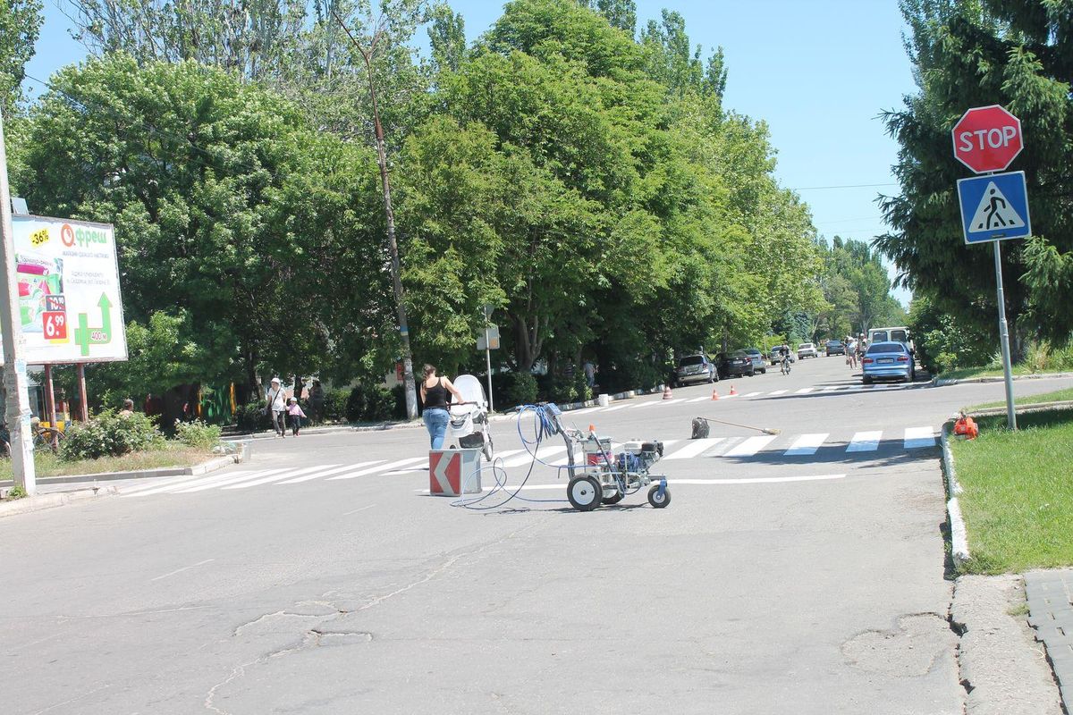 У Хмельницькому дорожню розмітку прикрашають орнаментом (відео)