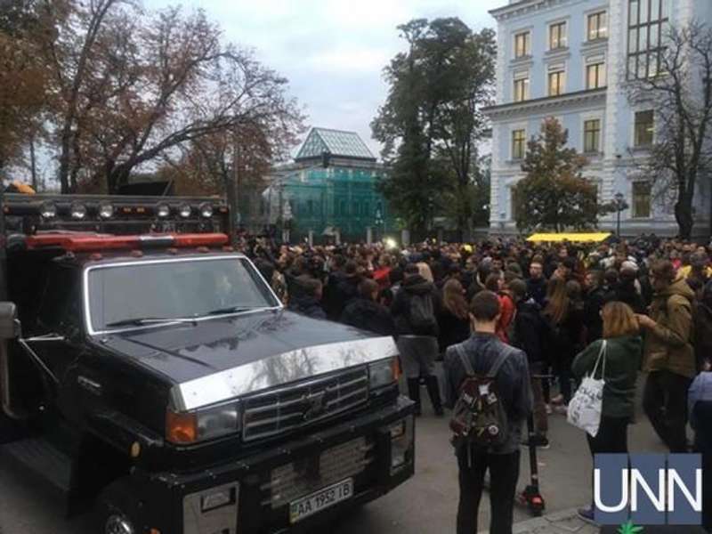 Ніч на Банковій: активісти мітингують біля Адміністрації Президента (наживо)