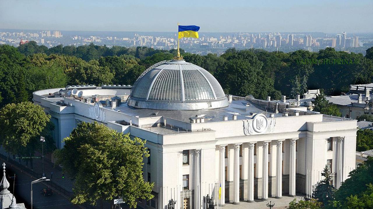 Дві сотні працівників Верховної Ради України отримають нові портфелі