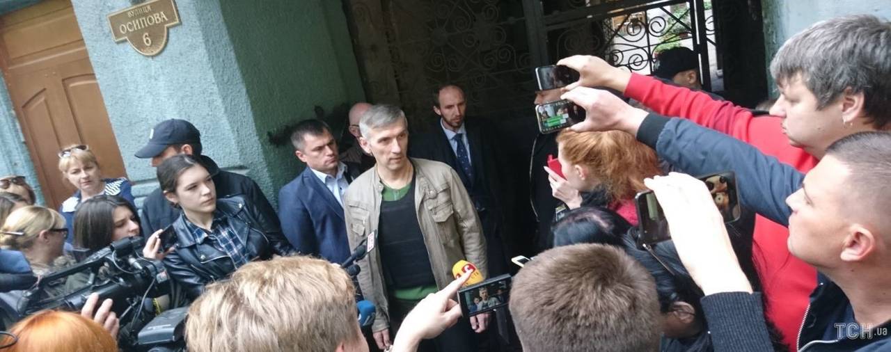 Кулю з легені активіста Михайлика діставатимуть за кордоном
