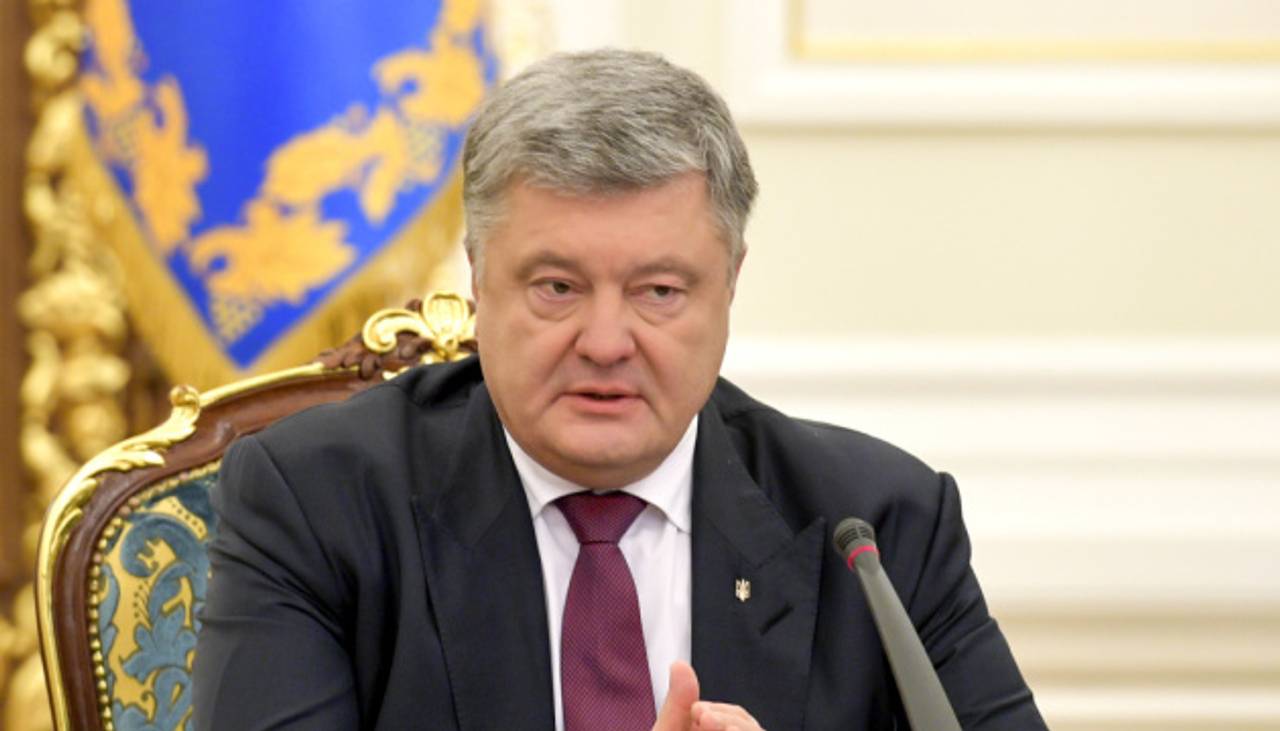 Порошенко раптом згадав, що відповідає виключно за зовнішню політику та оборону