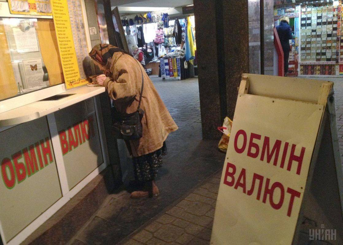 Долар в обмінниках просів нижче 28 гривень