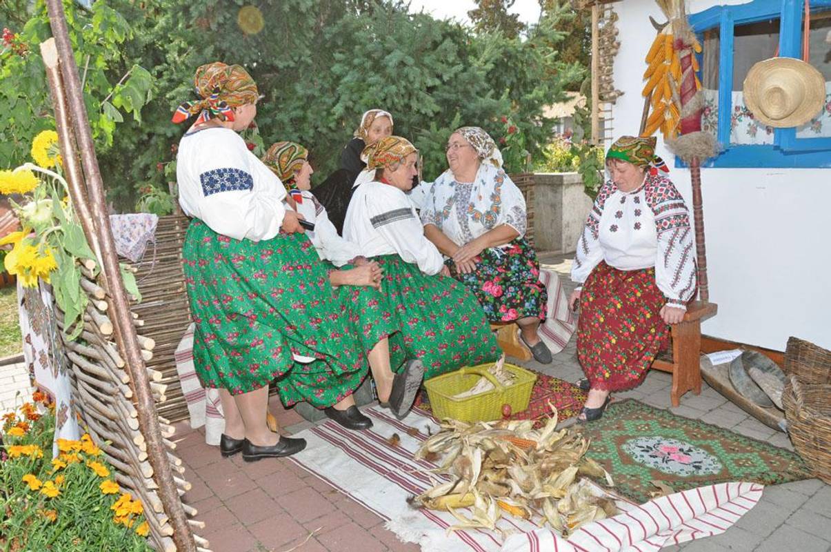 Веселий сільський коворкінг: як українці відновлюють давню традицію лупійних толок