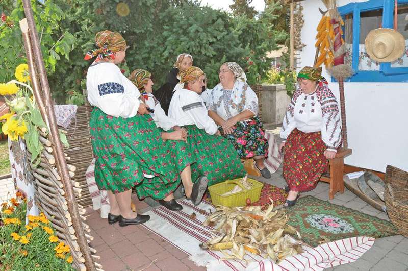 Веселий сільський коворкінг: як українці відновлюють давню традицію лупійних толок