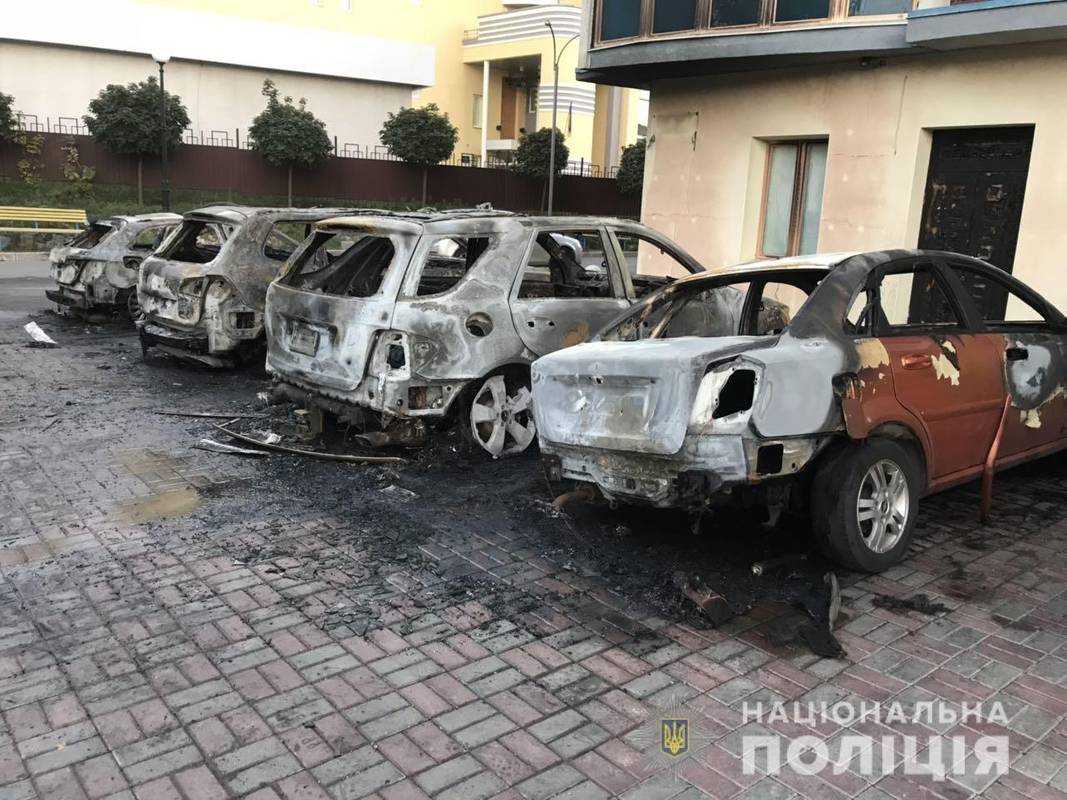 У Харкові під будинком згоріло п'ять автівок