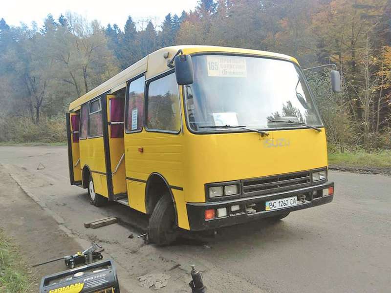 Через вибоїни на дорозі у курортне містечко відмовляються їхати водії та туристи