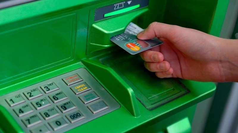 Приватбанк призупиняє обслуговування карток