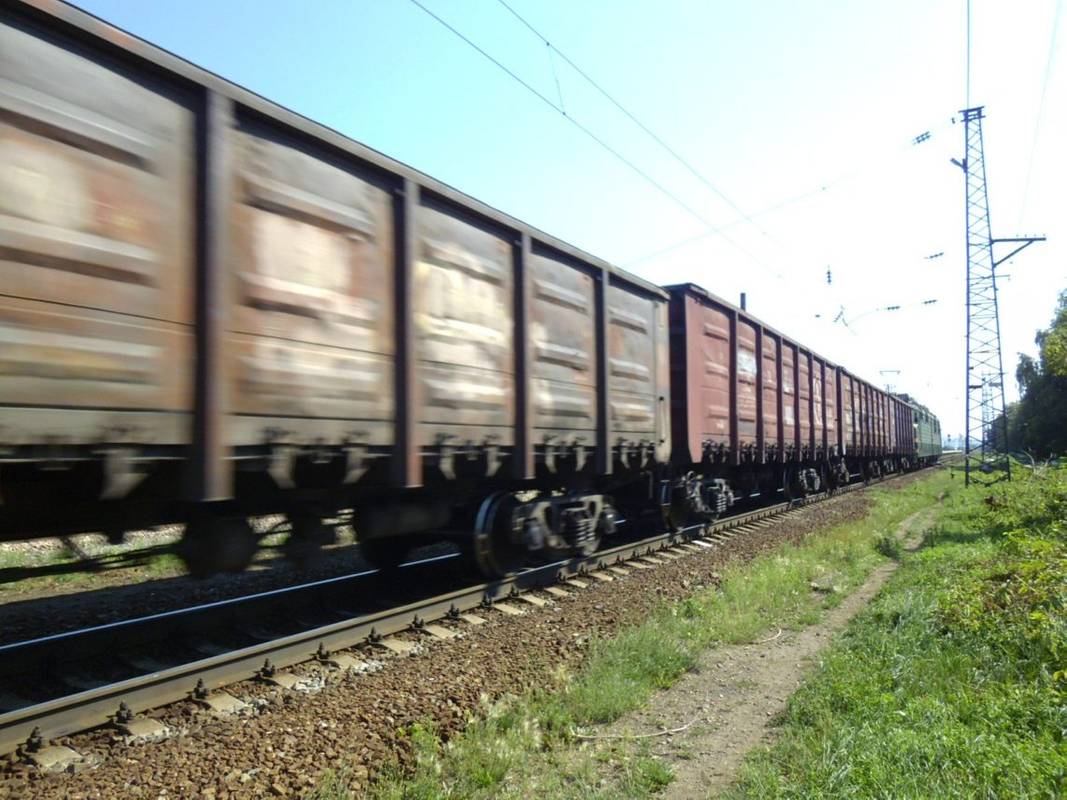 Аварія товарного потяга: з рейок зійшов тепловоз та вагон зі щебенем