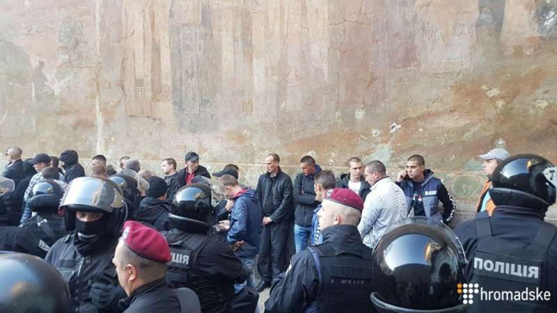 Близько 100 особам з-під Києво-Печерської лаври влаштували безкоштовну екскурсію автозаками
