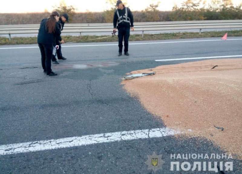 На трасі Київ-Одеса мікроавтобус влетів у КамАЗ