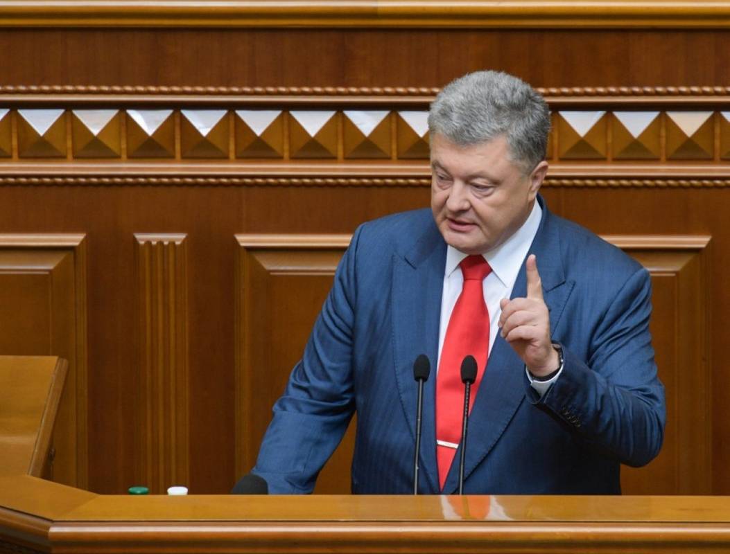 Минулого місяця президент Порошенко заробив 28 тисяч гривень