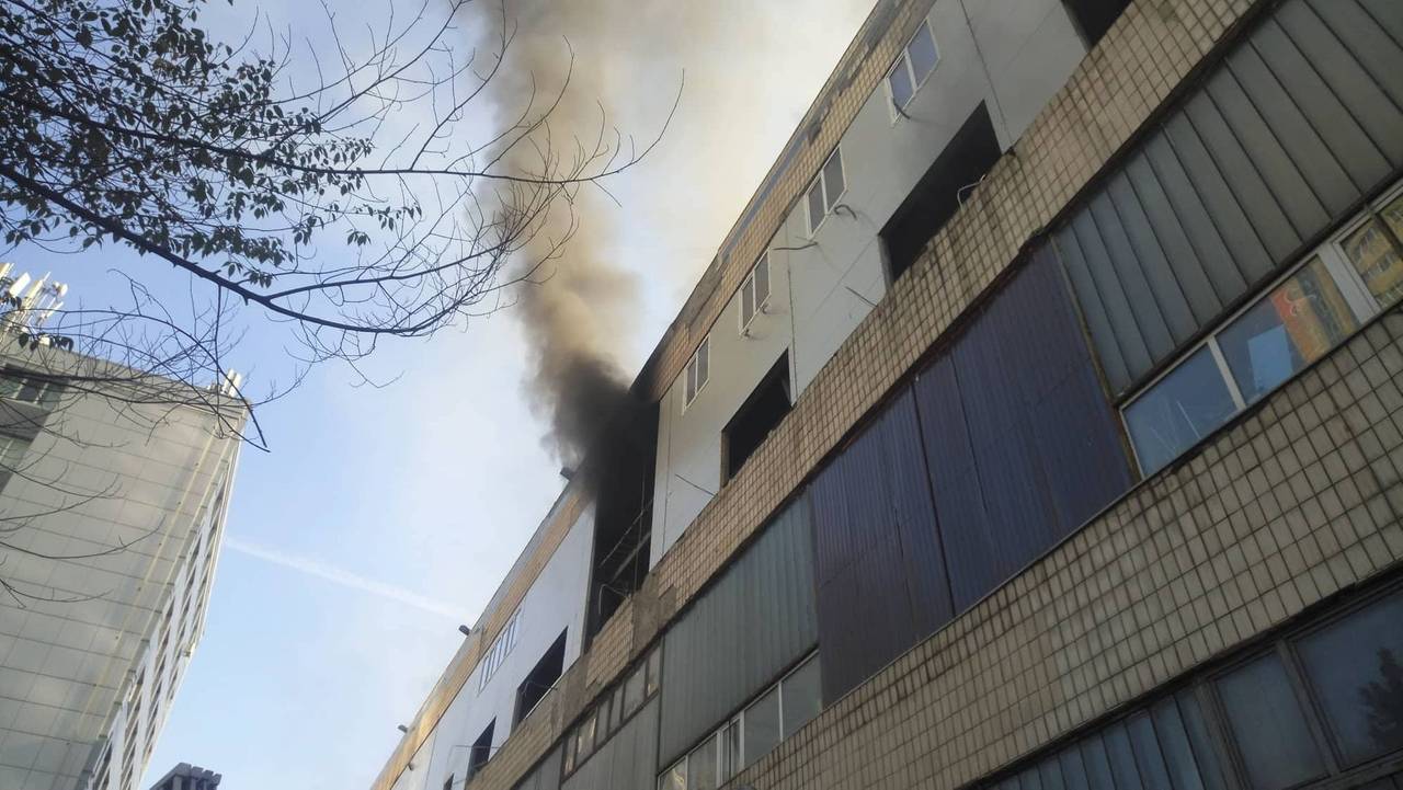 Через пожежу на київському заводі люди отруїлися чадним газом