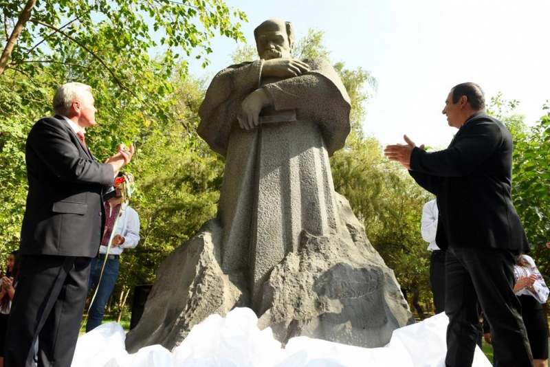 У Вірменії відкрили перший пам'ятник славетному українському поетові