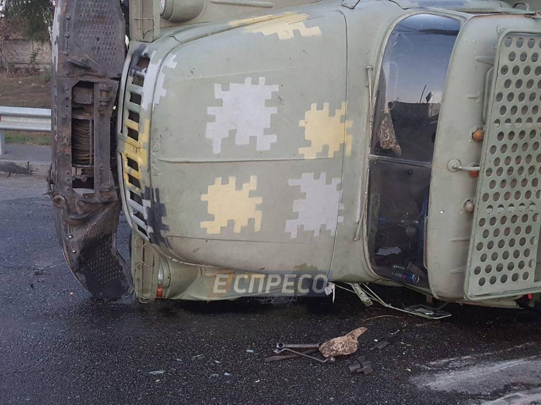 У Києві перекинулась військова вантажівка