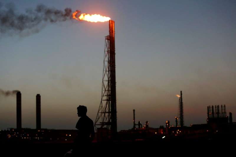 Ціни на нафту знову просіли нижче 80 доларів за барель