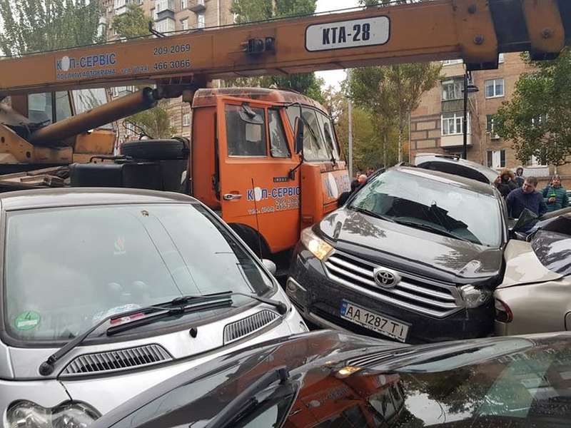 Поліція з’ясовує, чому автокран у Києві потрощив 17 автомобілів