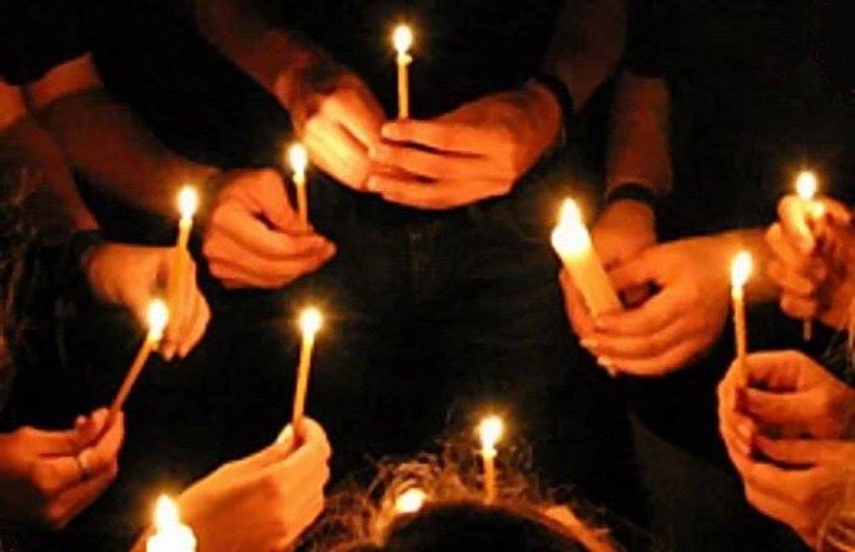 Жизнь переходит в память. Свеча в руках. Свеча памяти. Человек со свечой в руках. Свечи зажжённые поминальные.