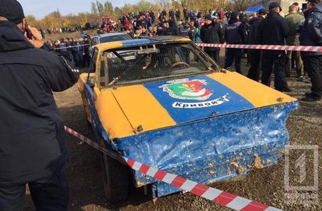 Під час ралі у Кривому Розі автомобіль влетів у натовп (відео)