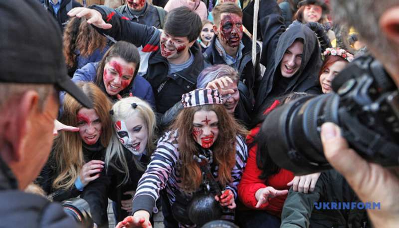 Центр Києва окупували монстри Геловінського зомбі-параду (фоторепортаж)