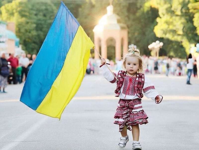 Трохи не так: працівники будівлі Главпоштамту повісили прапор України на новий манер (фото)