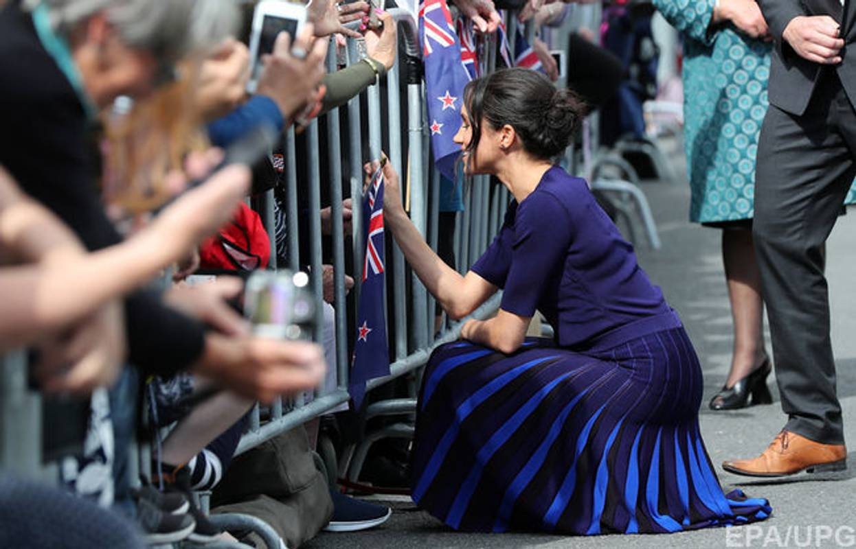 Під час візиту в Нову Зеландію Меган Маркл вразила публіку “прозорою” спідницею (фото)