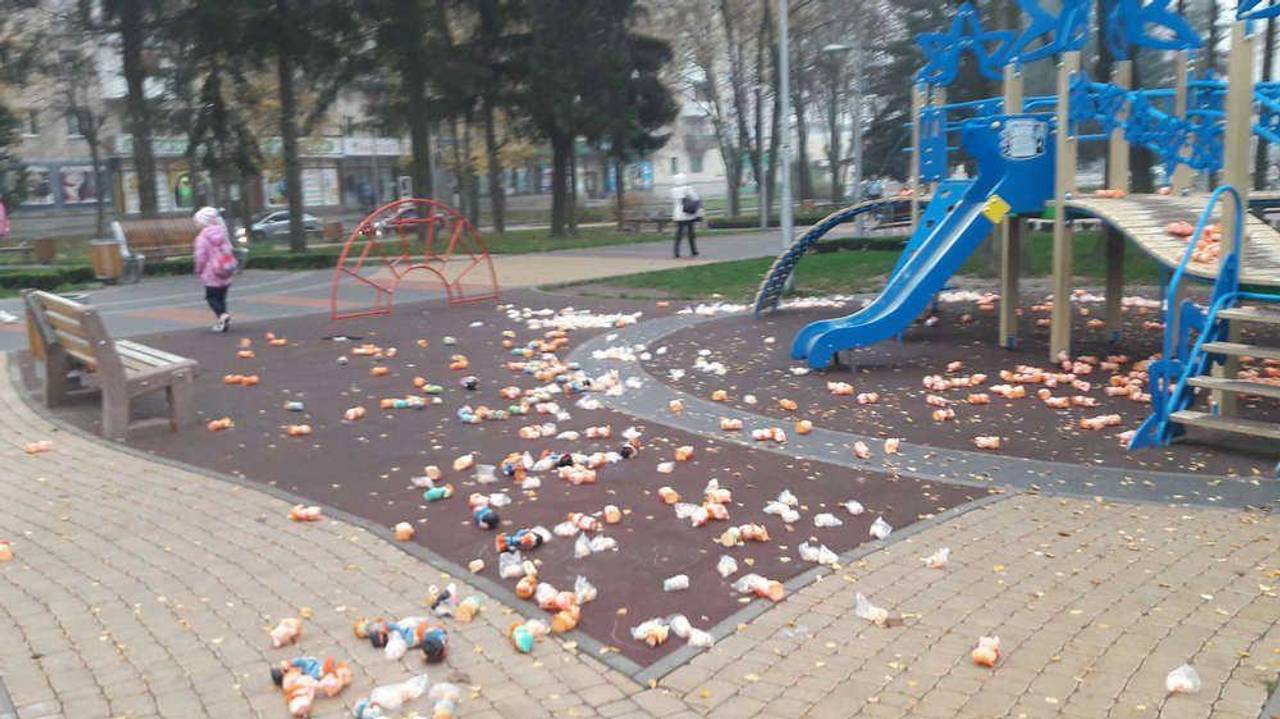 У Вінниці на дитячому майданчику таємно розкинули тисячі гумових іграшок