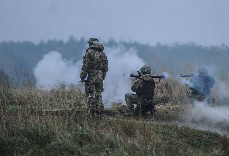 Доба на Сході: один український військовий загинув, четверо - поранені