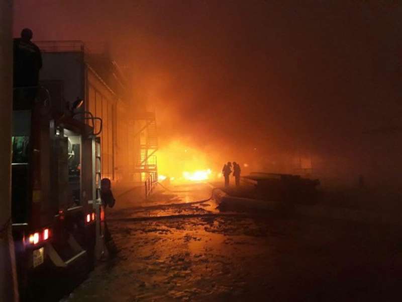 Пожежу на маслозаводі біля Одеси гасять понад два десятки машин