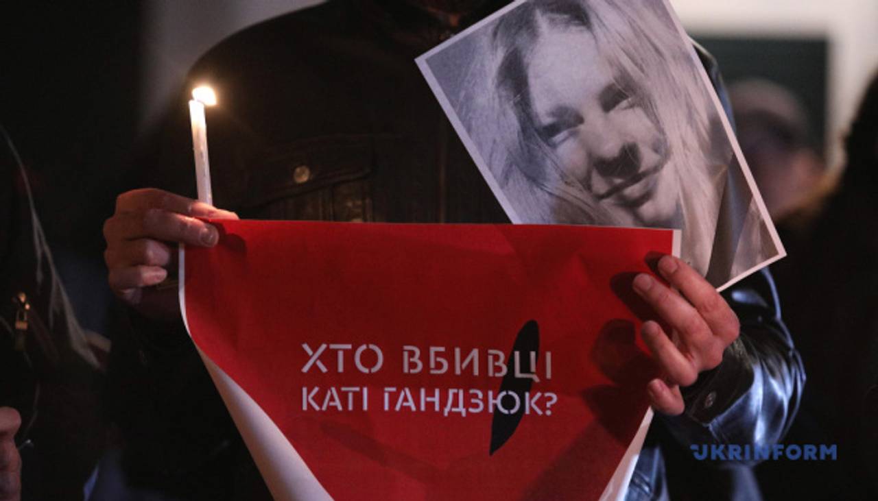 Попрощатися з Катериною Гандзюк прийшли більше тисячі людей