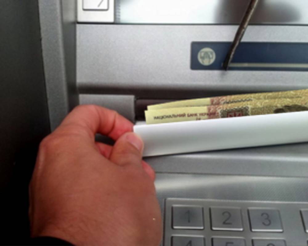Завдяки відеозапису жінку змусили повернути вкрадені з банкомату гроші