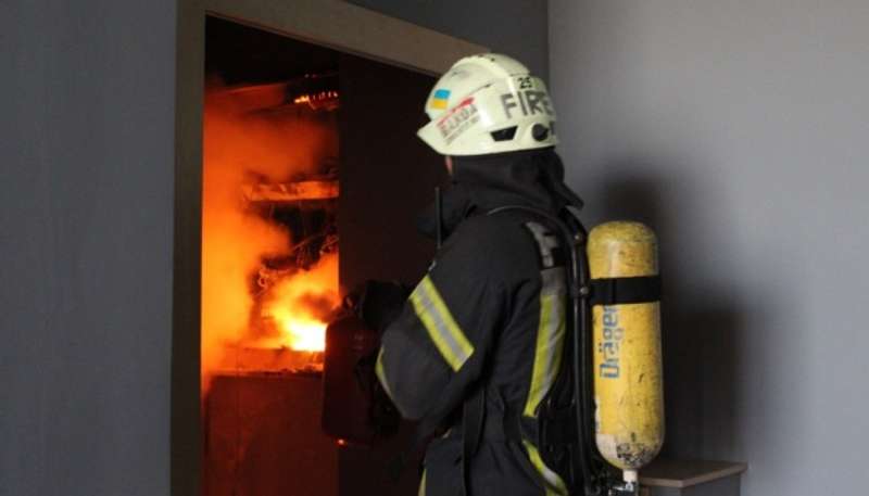У Києві  з 5 по 23-й поверхи горіла 25-поверхівка: задіяли 20 пожежних машин