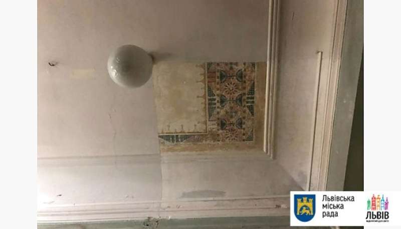 У будинку львівської поліклініки виявили мистецький розпис на стіні