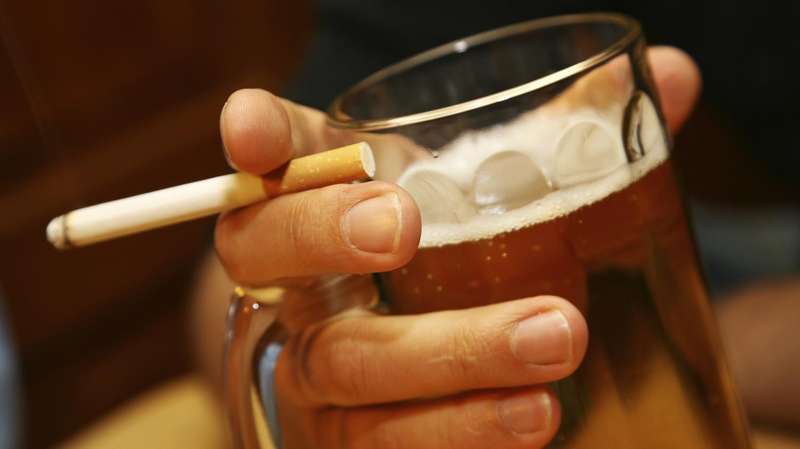 В Україні хочуть ввести обмеження на продаж алкоголю і цигарок