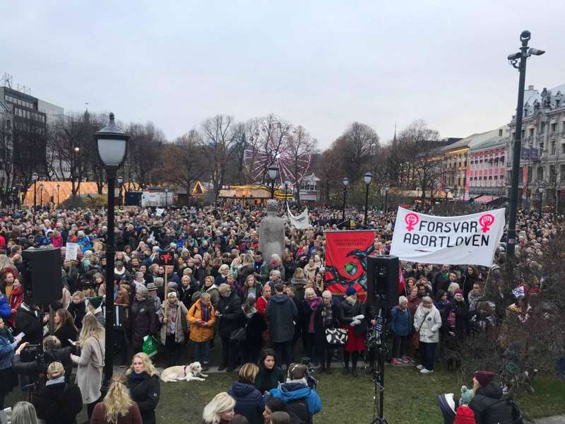 У Норвегії тисячі людей протестують проти обмежень на аборти