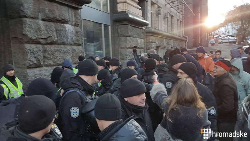 Поліція та спецпризначенці затримали помічника Надії Савченко