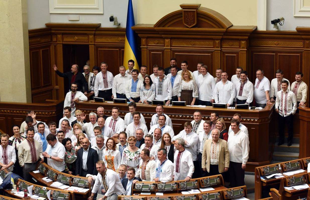 Луценко розповів про жадібних нардепів: мають квартири і отримують компенсації