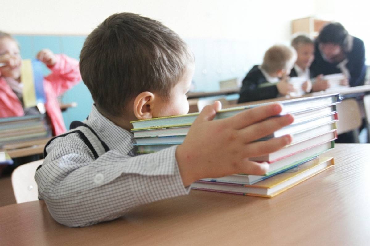 У Міносвіти назвали витрати на друк одного підручника: цифра вражає