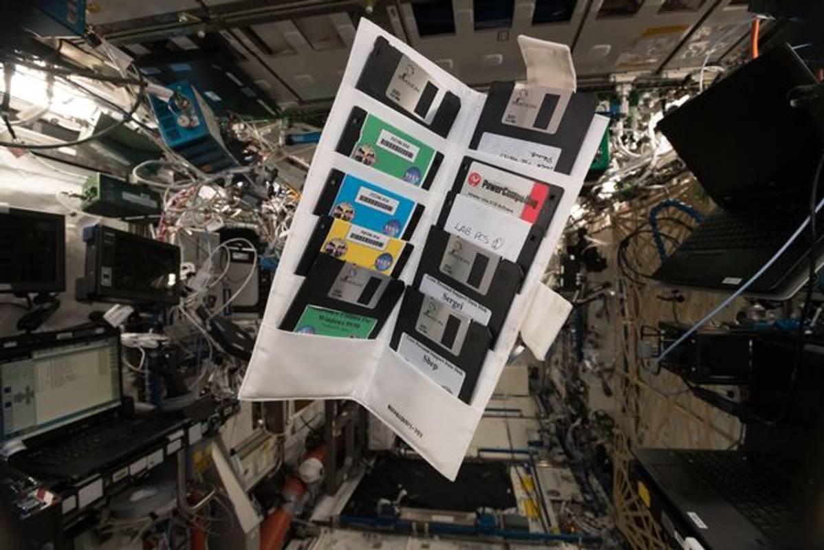 Астронавти виявили на МКС коробку з дискетами