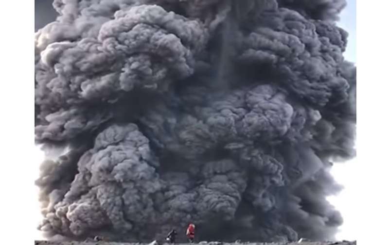 Туристи зняли зблизька виверження вулкана на Курильських островах