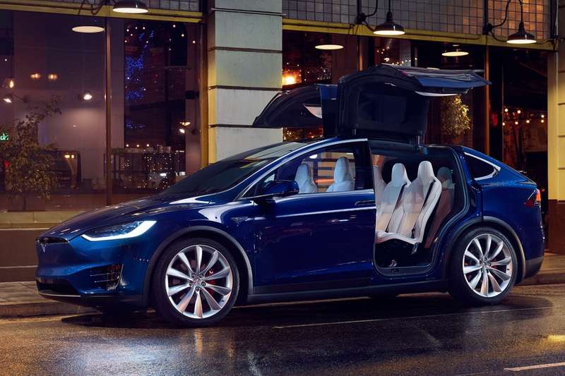 У чорну п'ятницю у Києві з салону викрали автомобіль Tesla