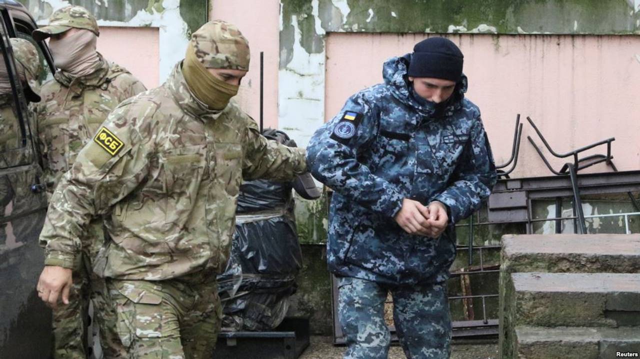 Жителі окупованого Криму зібрали полоненим українським морякам 60 тис. гривень
