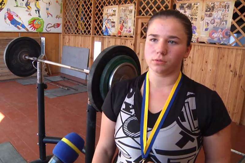 Дівчинка із маленького села стала чемпіонкою країни з важкої атлетики