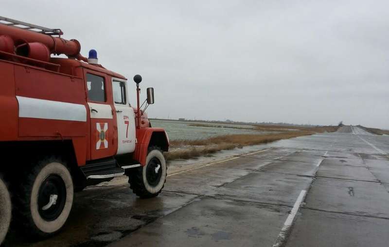 Азовське море вийшло з берегів і залило дорогу на Арабатській стрілці