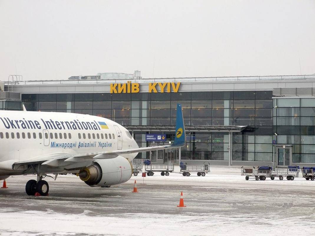 Нічна заметіль: в аеропорту Бориспіль масово затримують рейси