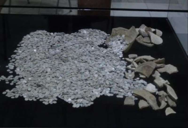 Під час сільськогосподарстких робіт в'язні знайшли стародавній скарб із тисяч монет