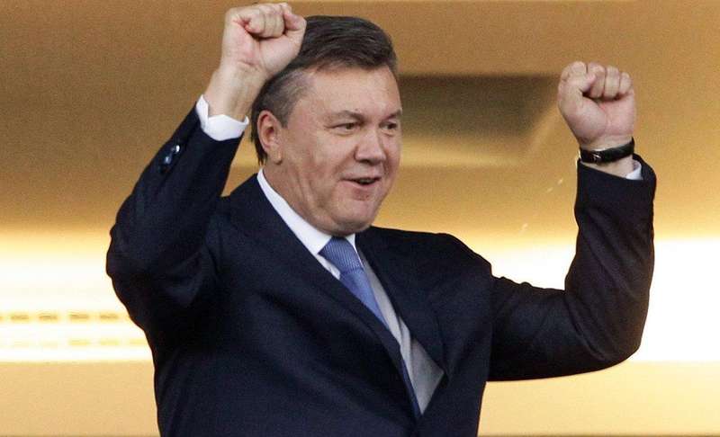 У Маріуполі затримали чоловіка, який розклеював плакати з Януковичем