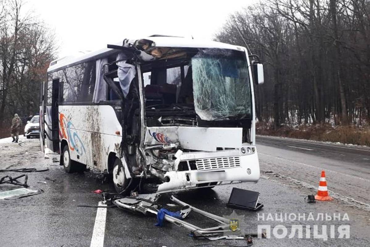 Пасажирський автобус врізався у вантажівку: постраждалих госпіталізували