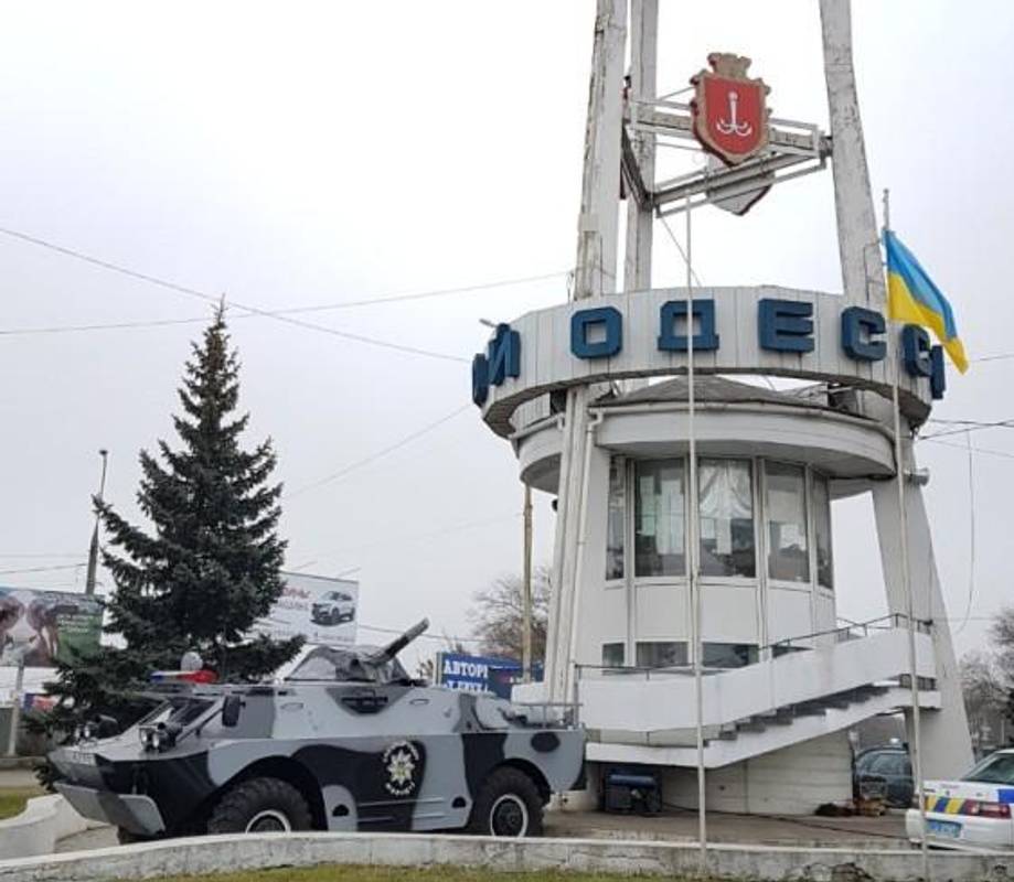 Воєнний стан: на в’їздах до Одеси з’явилася бронетехніка