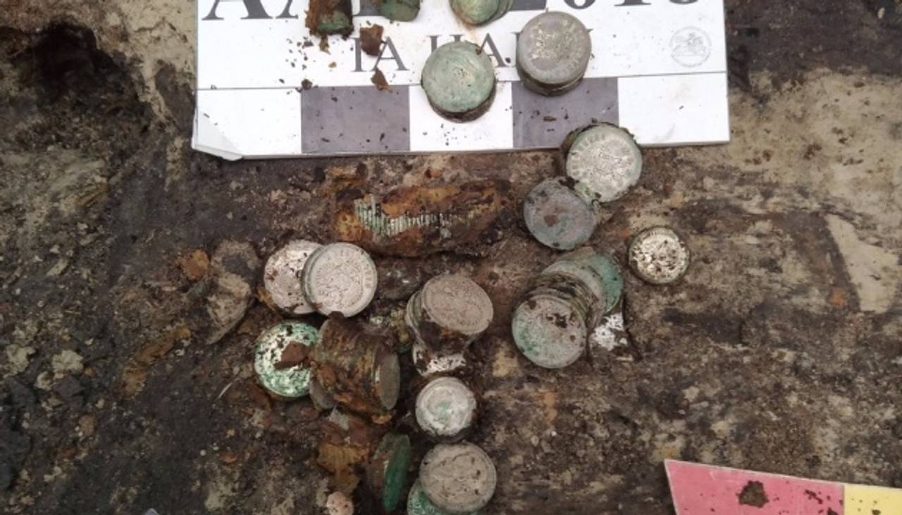 Археологи знайшли у центрі Києві майже 2 кілограмовий скарб